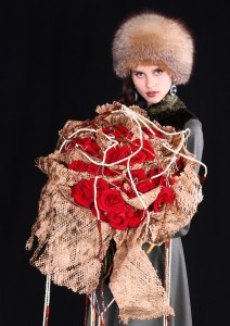 Bouquet avec Red Naomi roses pour la Journée internationale de la femme