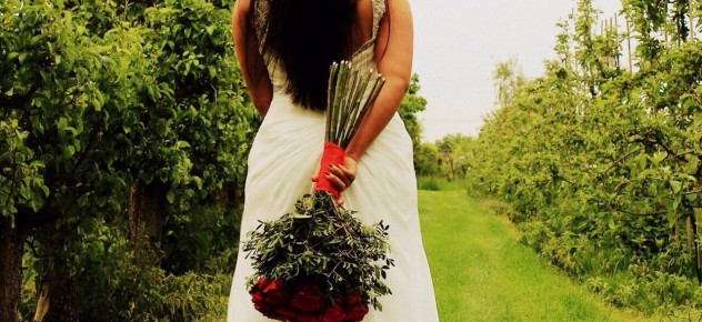 Bride with bunch or Porta Nova Red Noami roses