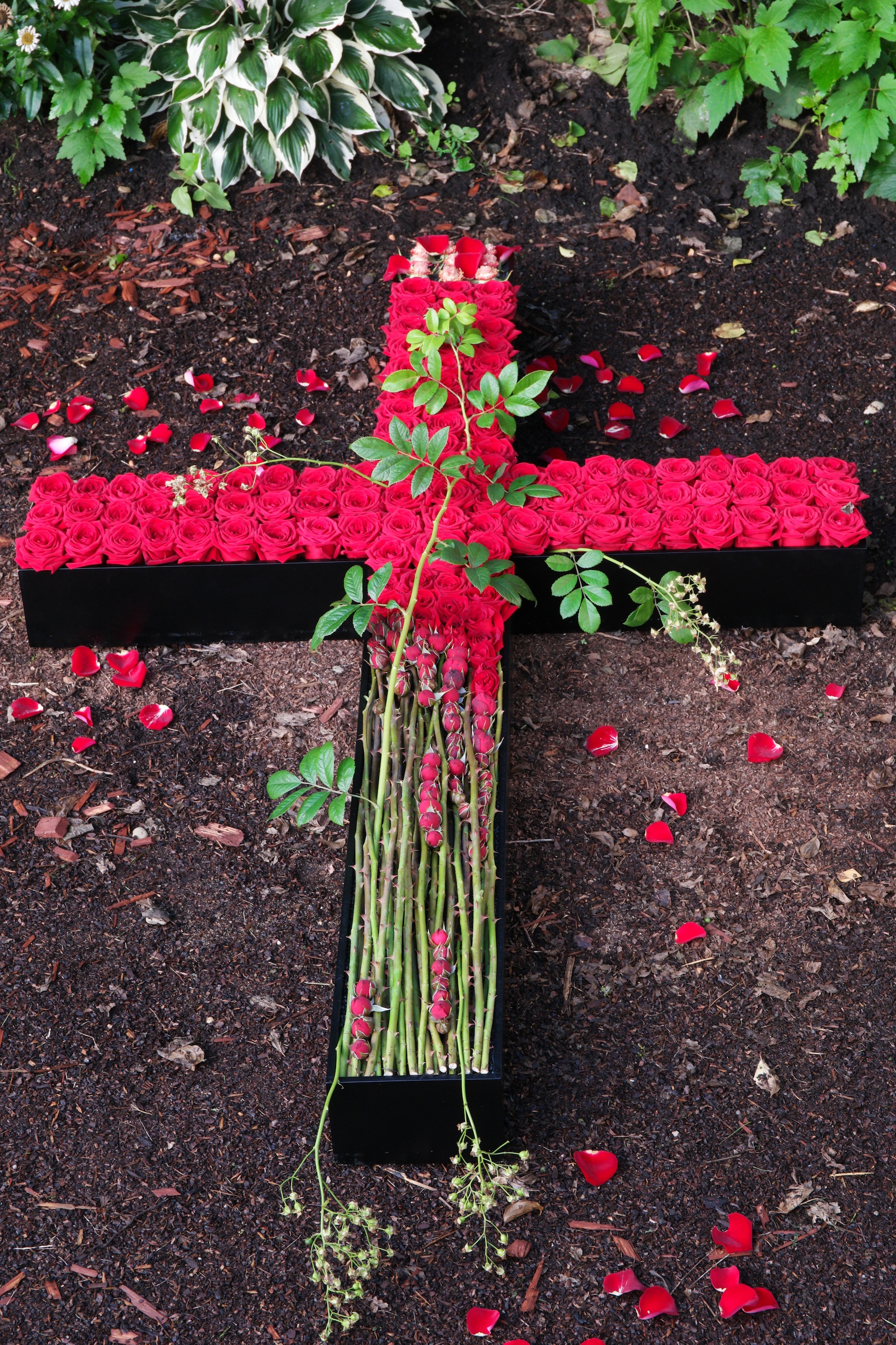 La croce realizzata da Erko Feigi con le rose Red Naomi per la festa di Ognissanti