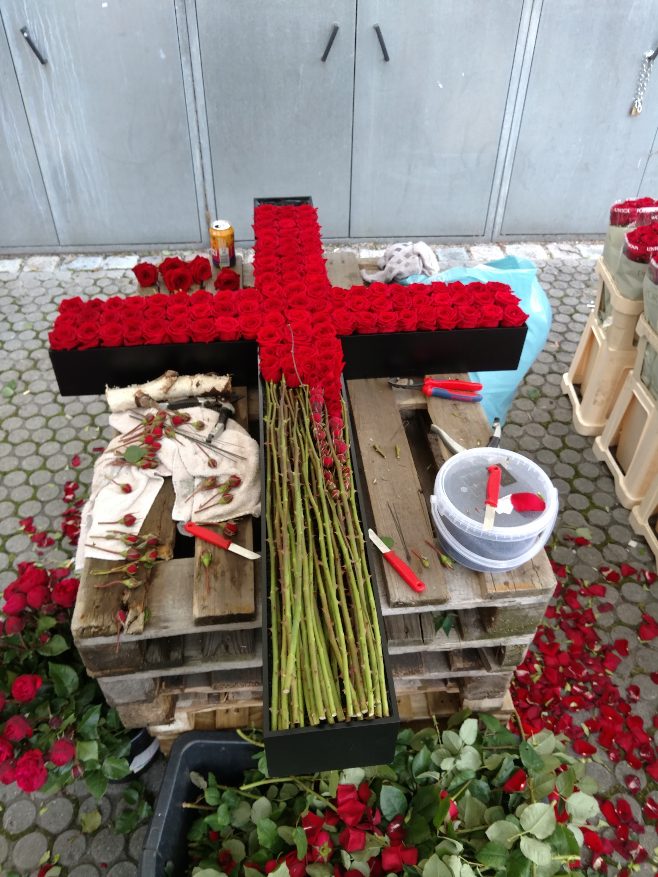 Una croce realizzata con rose Red Naomi di Porta Nova per la festa di Ognissanti