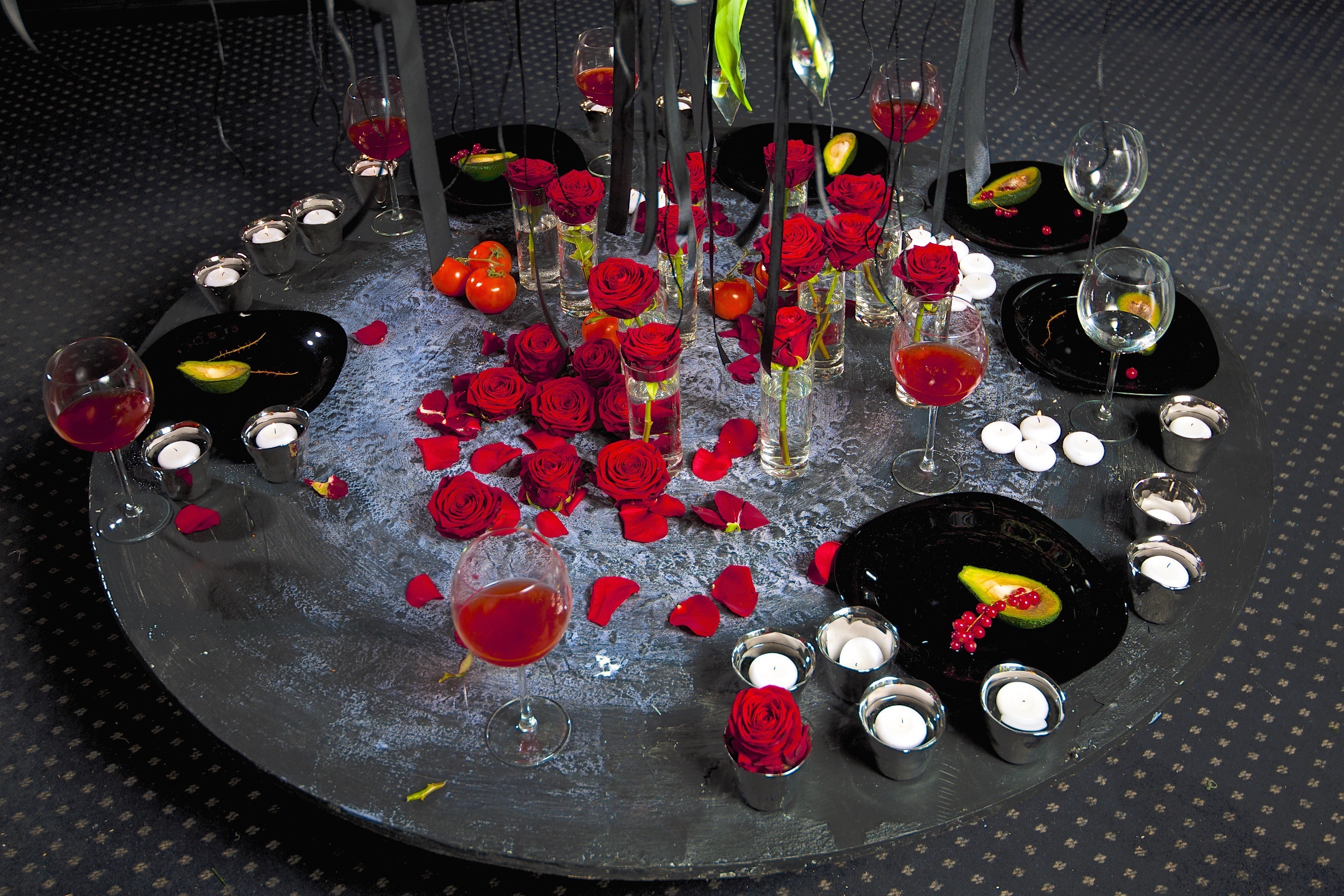 Christmas table with porta nova roses