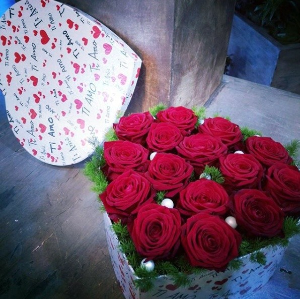 Valentine's Day Porta Nova Bouquet Red Naomi roses 558