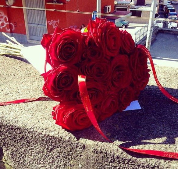 Valentine's Day Porta Nova Bouquet Red Naomi roses 88