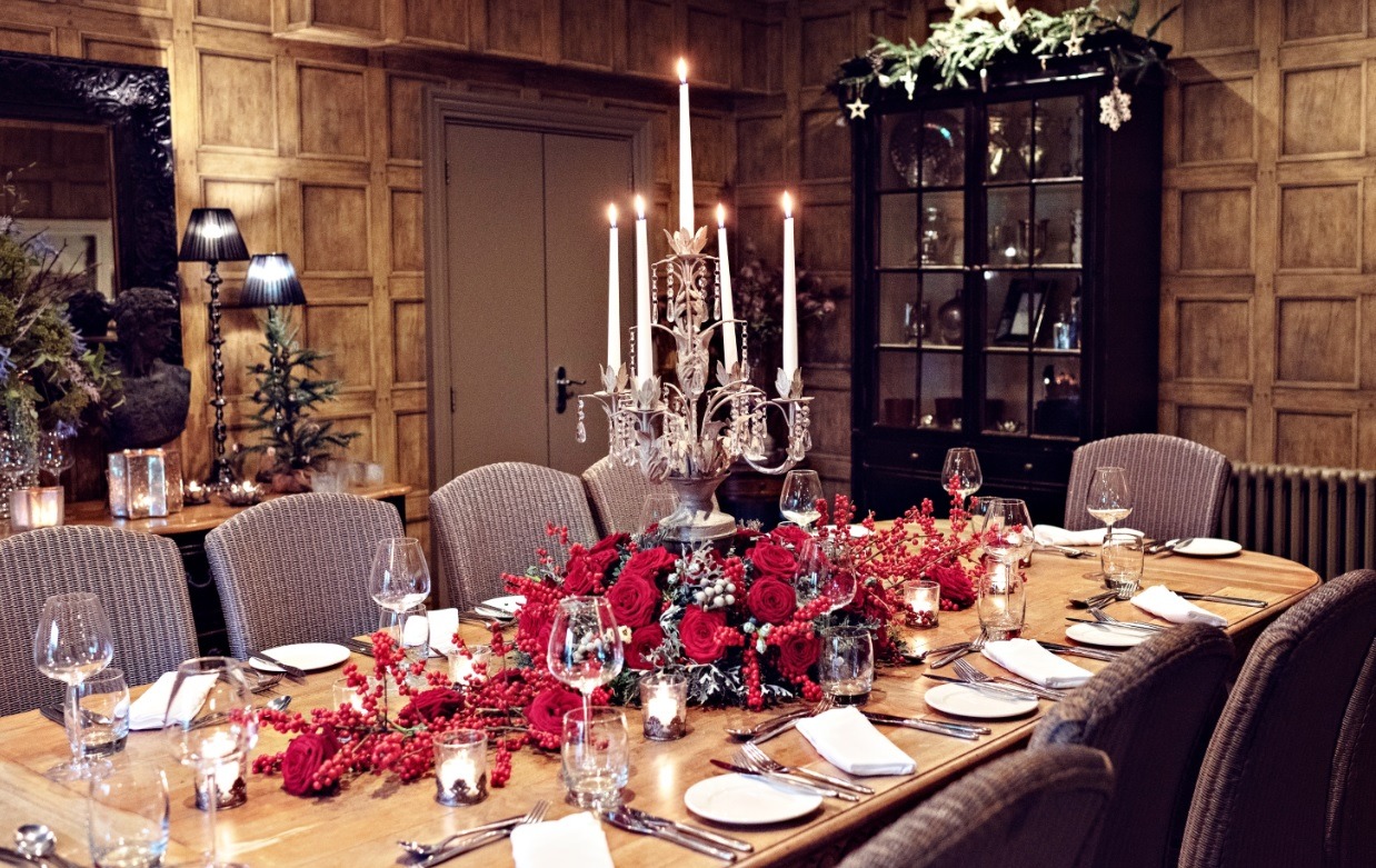 Sarah Crookstone porta nova Christmas red naomi dinner table eight