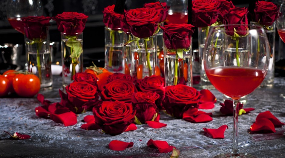 Festive floral table decoration with Red Naomi roses by Porta Nova. Floral design by Elly Lin